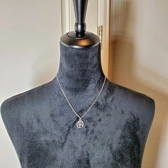 NWT Silver Tone Round Pendant Tree of Life Necklace - Picture 16 of 16
